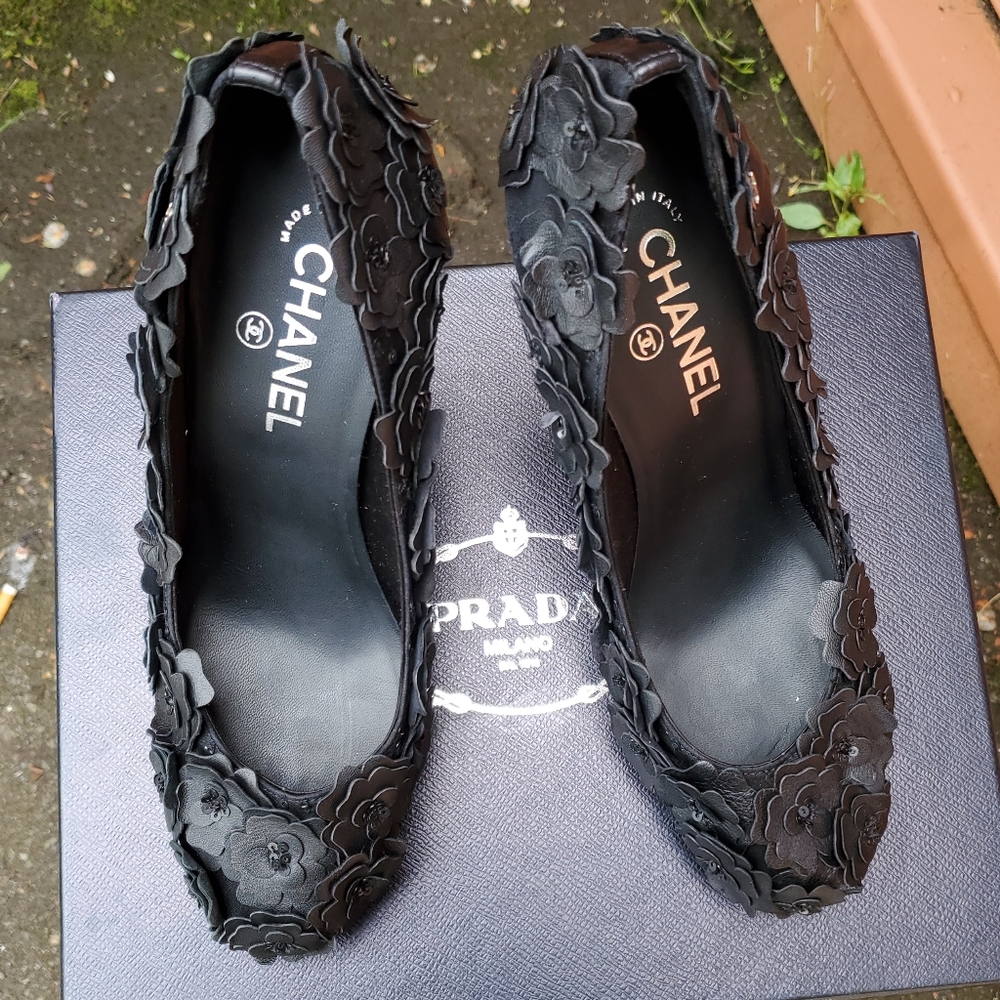 Chanel Black Leather Laser Cut Camellia Platform Pumps 40. - Picture 12 of 16